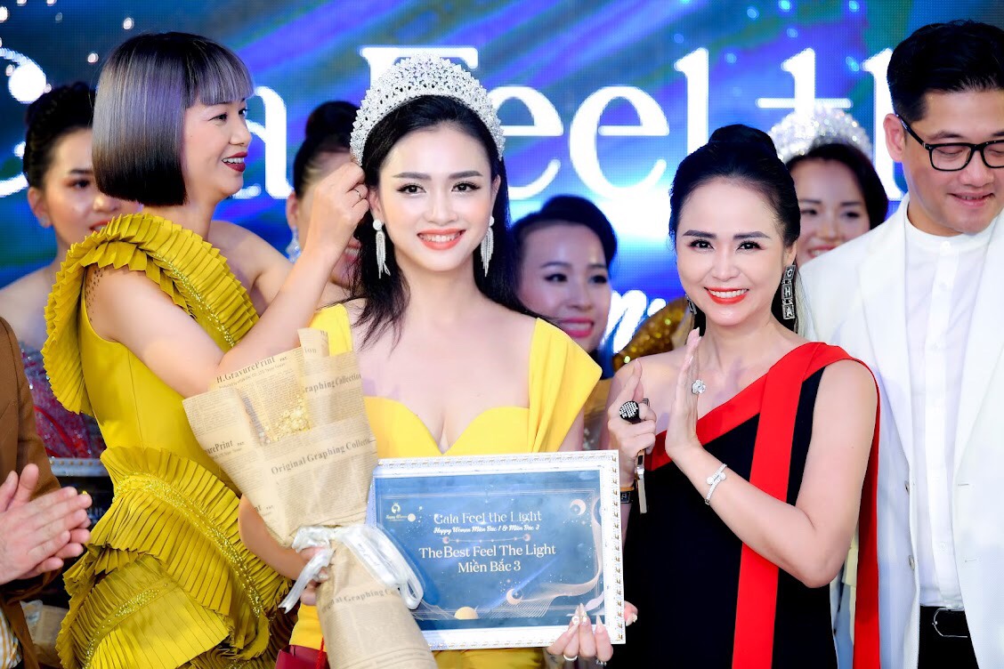 Siêu mẫu Hạ Vy trao vương miện Miss Photo Feel The Light cho doanh nhân Ngô Thị Thanh Thuỷ